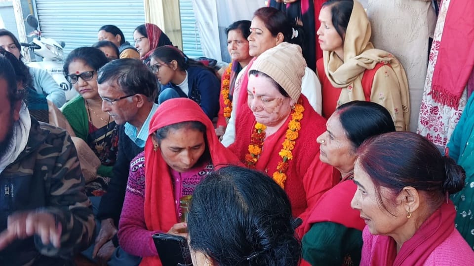 Ankita Bhandari Murder Case: Ankita Parents Protest in rishikesh mother crying badly