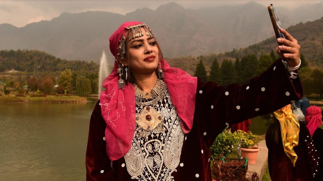 Jammu Kashmir Women participation increased in online space now 43 percent using internet
