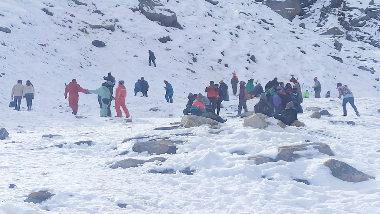 Tourists rush in lahaul to see the beautiful valleys covered with snow