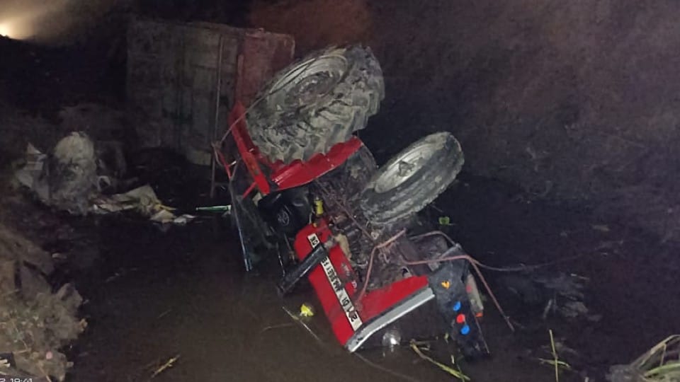 Driver died due to overturning of tractor-trolley in the canal in Agra