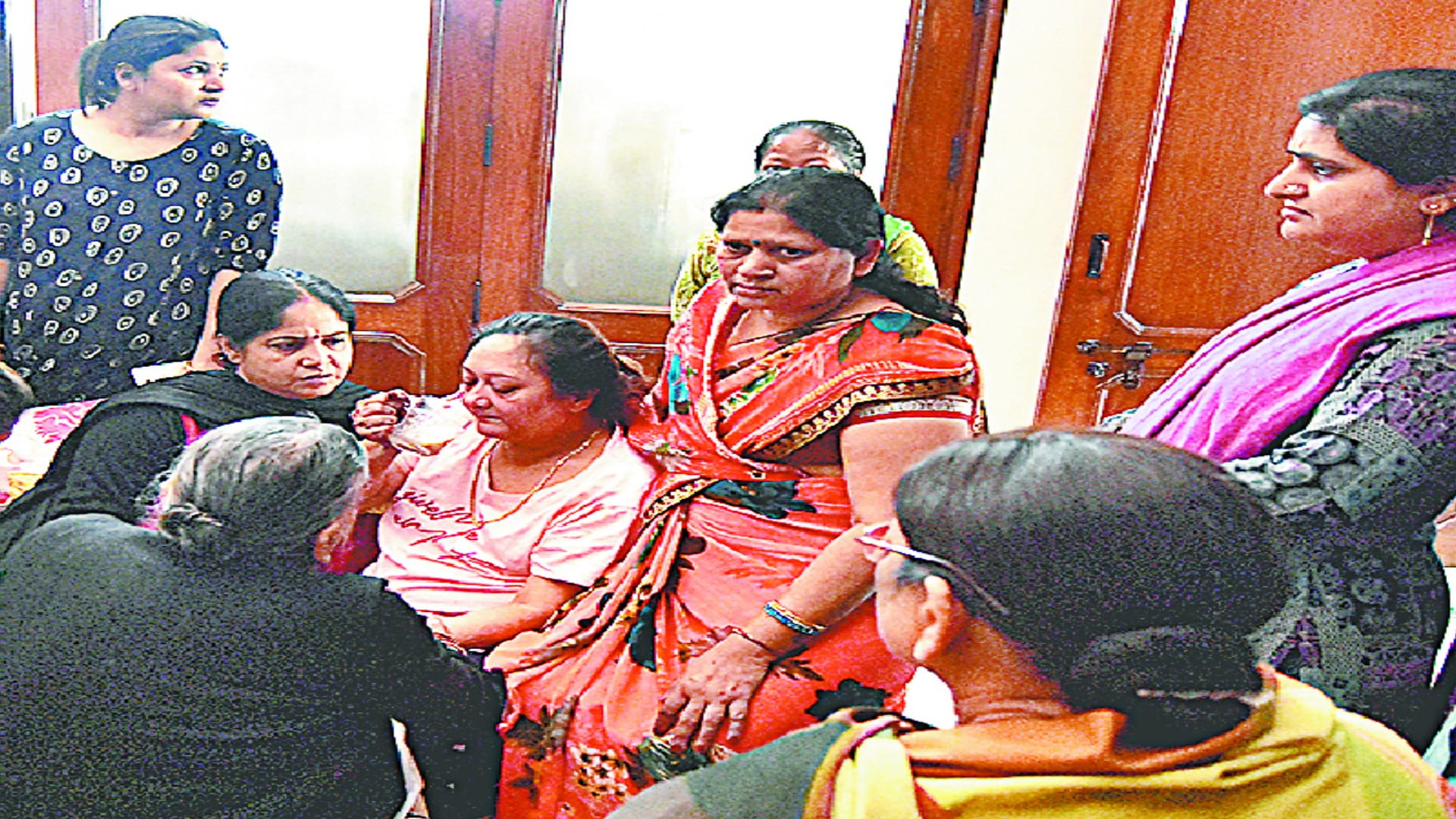 Rs 3015, a chain, five silver coins were found from Nepali Laxman