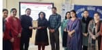 कॉलेज के प्रिंसिपल, प्रो सुनील उप्पल चाइल्डलाइन इंडिया की सुश्री मंजरी सिंह को स्मृति चिन्ह देत?