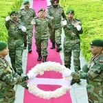 पुंछ में शहीदों को श्रद्धांजलि देते उत्तरी कमान प्रमुख उपेंद्र द्विवेदी