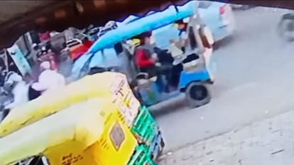 Hathras: स्कूल से लौट रहा था छात्र, बुरी नीयत से ई-रिक्शा चालक ने किया खींचने का प्रयास, आरोपी की तलाश जारी E rickshaw driver tried to drag a student returning from school