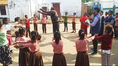Teacher teaching maths by singing to tune of Jhal-Majire in Gorakhpur