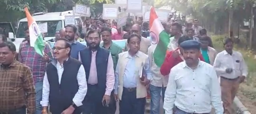 MP News: Electricity employees demonstrated in Bhopal regarding 15 point demands including restoration of old