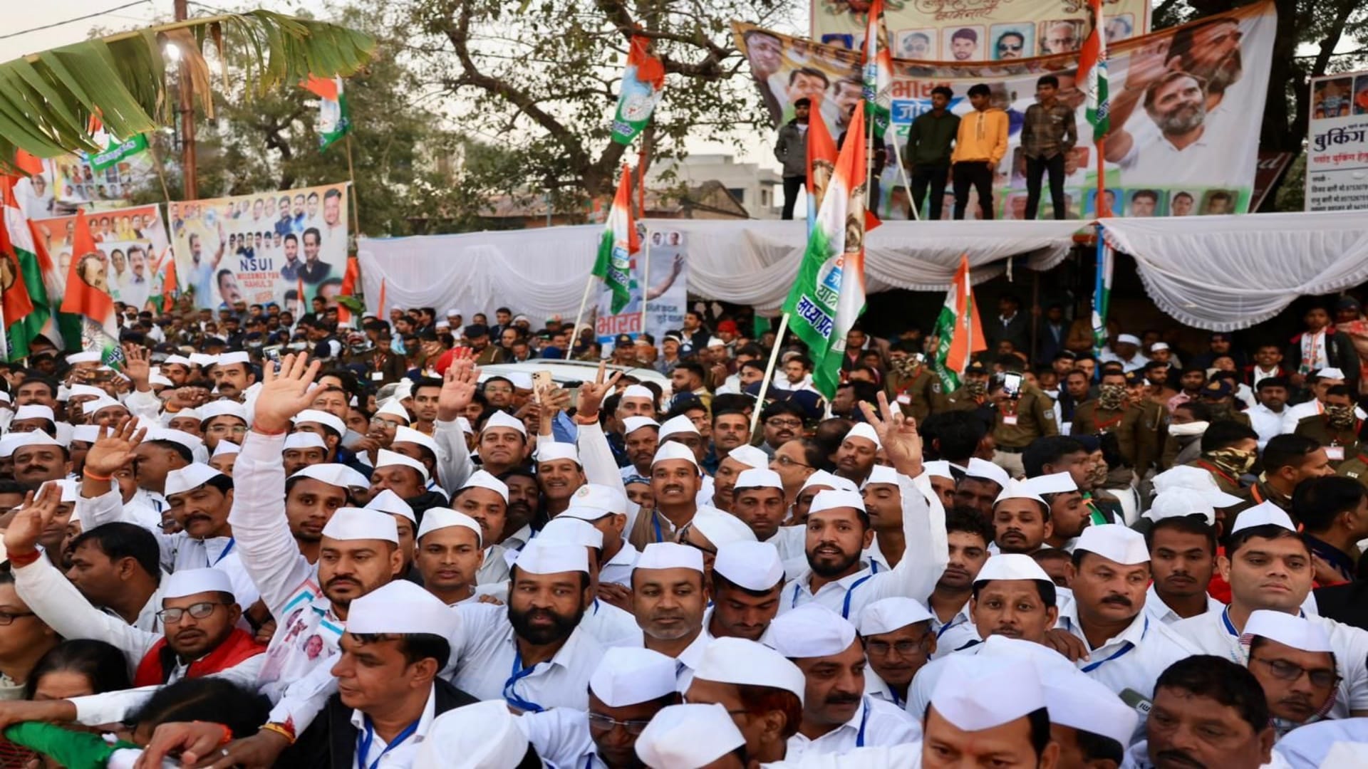 Bharat Jodo Yatra Rahul Gandhi journey reached MP see welcomed photos