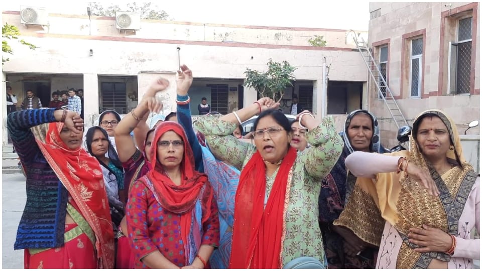 Bharatpur Mayor Abhijeet Kumar sister protested in front of Municipal Corporation