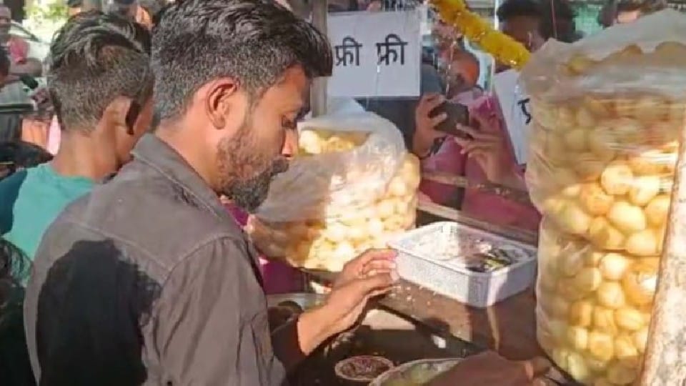 Golgappas were fed for free on the birth of a daughter.