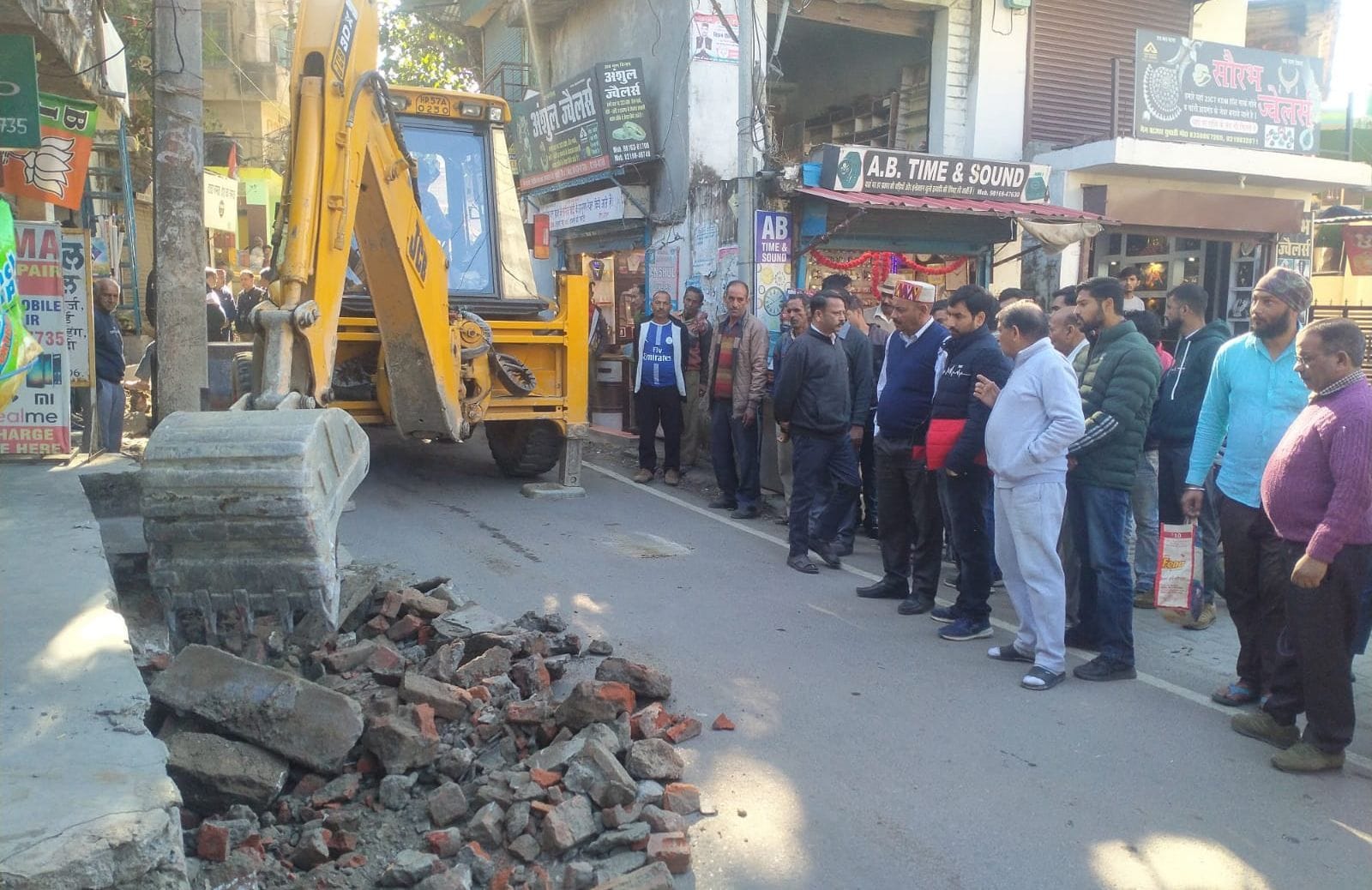 Controversy between shopkeepers and team reached to remove encroachment