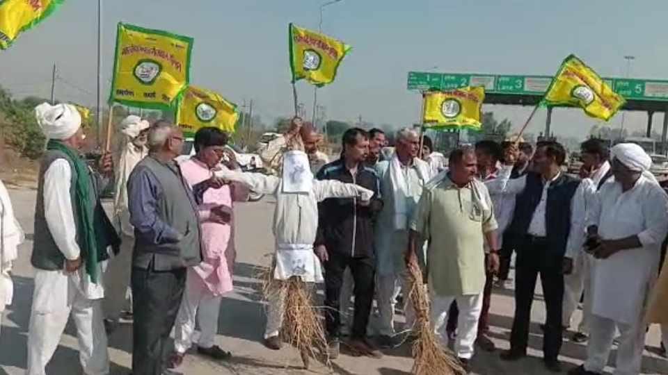 Farmers burn effigy of Punjab cm Bhagwant Mann near Jharothi toll plaza of Sonipat