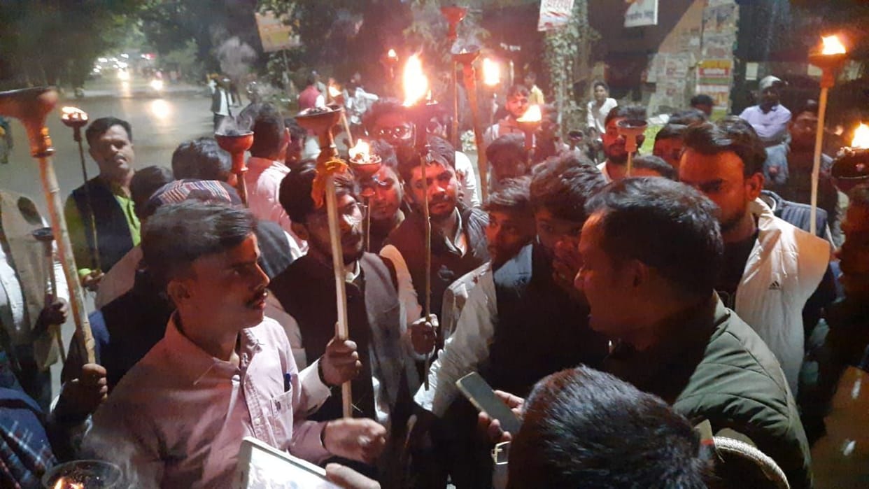 Clash between students and police going to DM residence with torchlight procession