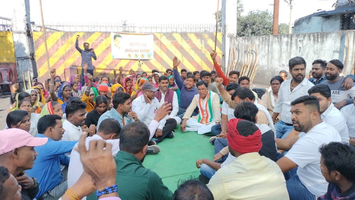 chhattisgarh villagers lockout in SECL mine with congress mla