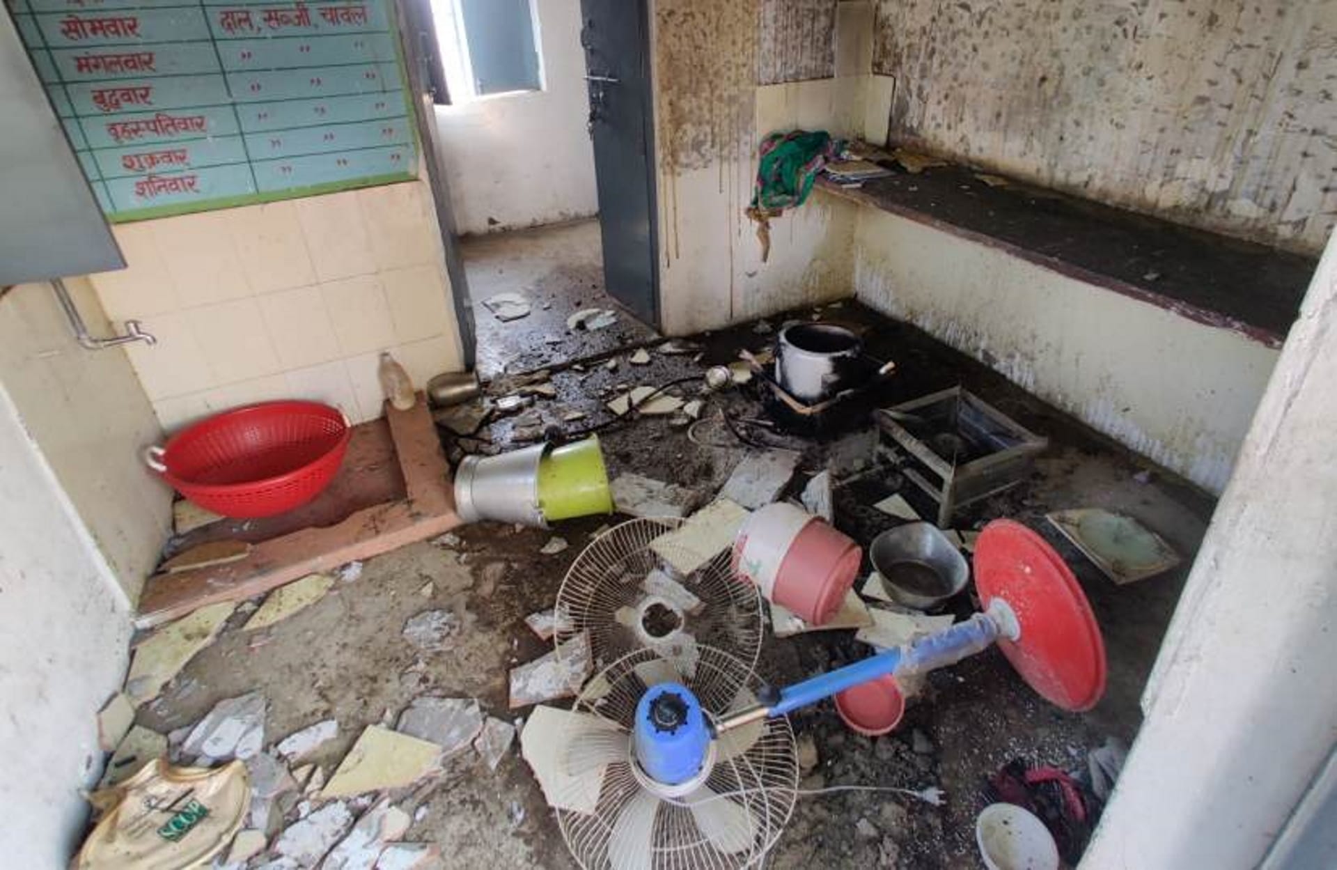 Cylinder caught fire due to cooker explosion making mid day meal School Gadarpur Uttarakhand news in hindi