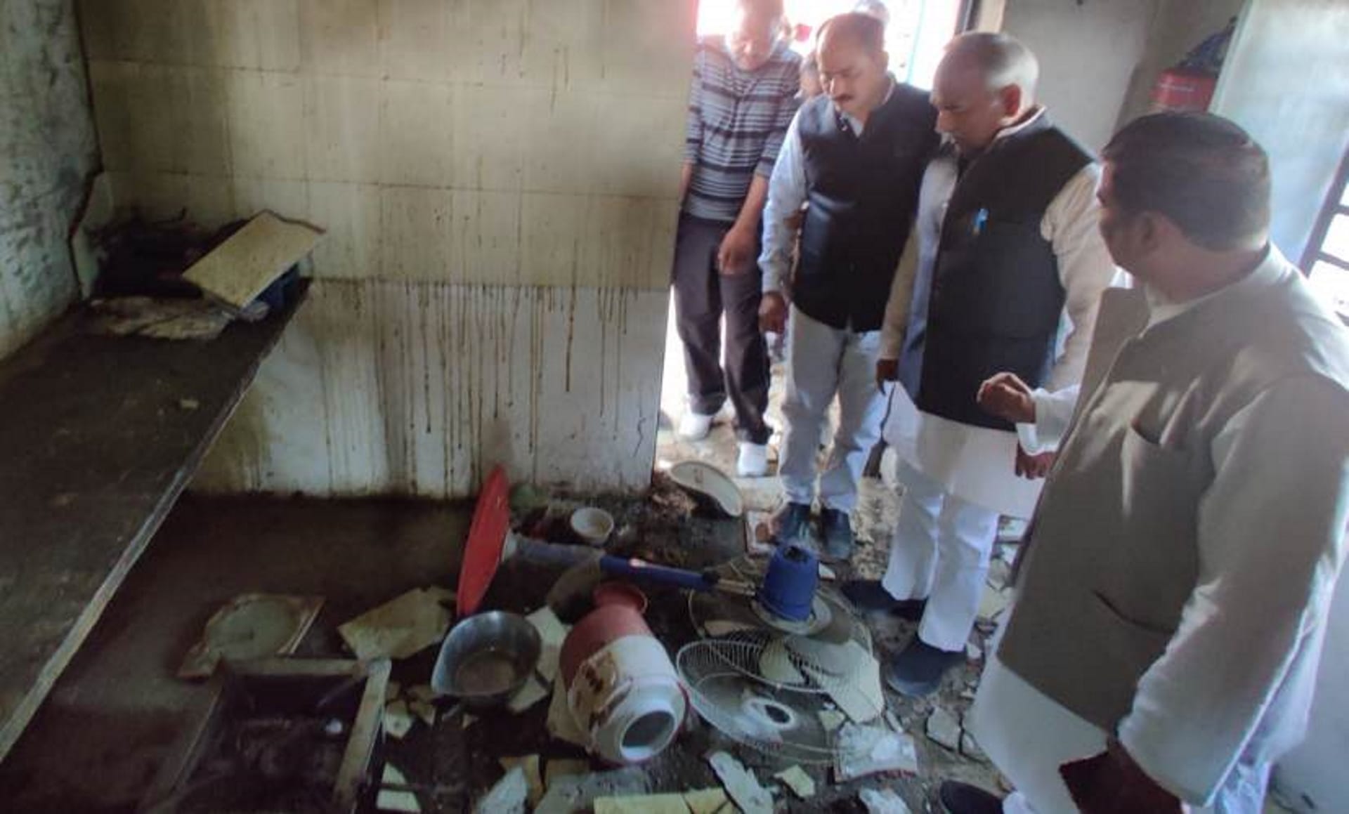 Cylinder caught fire due to cooker explosion making mid day meal School Gadarpur Uttarakhand news in hindi