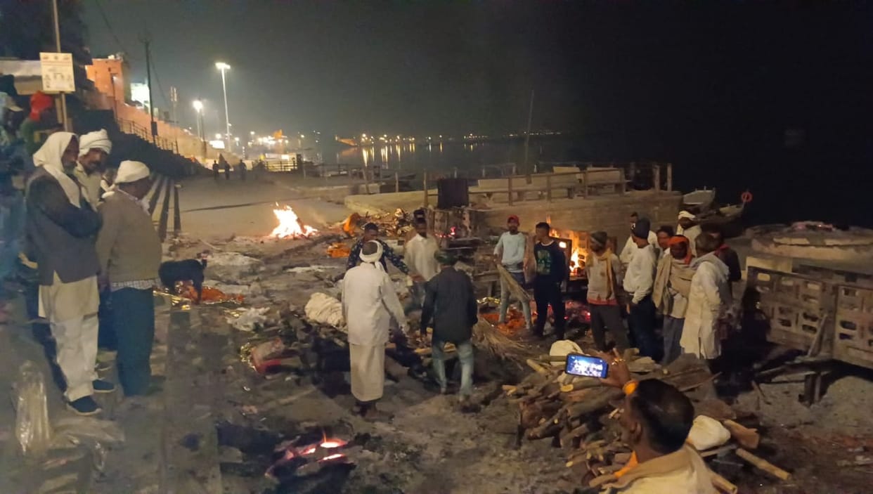 Varanasi Encounter Both the miscreants cremated at Harishchandra Ghat, lit under police supervision