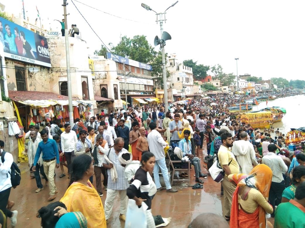 Chitrakoot: Parikrama of Kamadgiri by donating dakshina