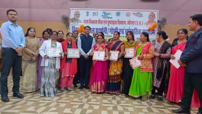 गोंडा के टाउनहाल में डीएम के साथ आंगनबाड़ी कार्यकर्ता। -संवाद