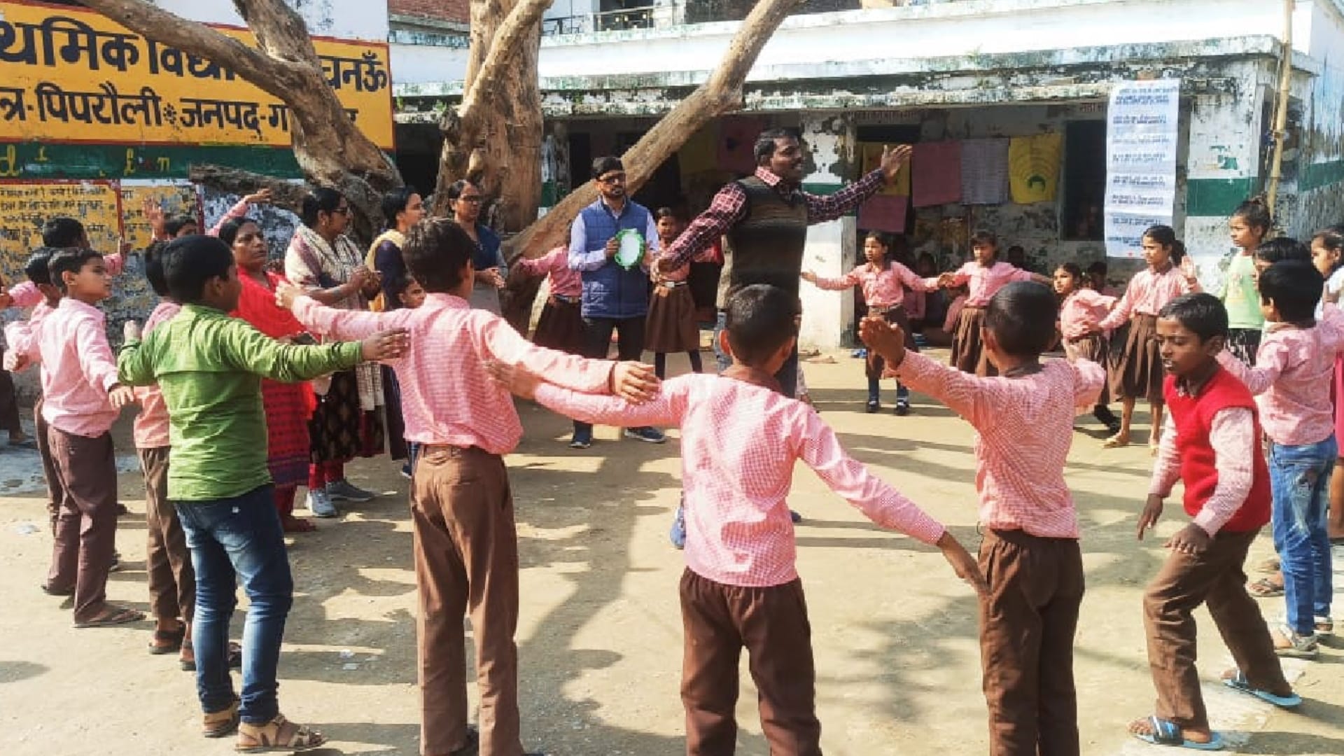 Teacher teaching maths by singing to tune of Jhal-Majire in Gorakhpur