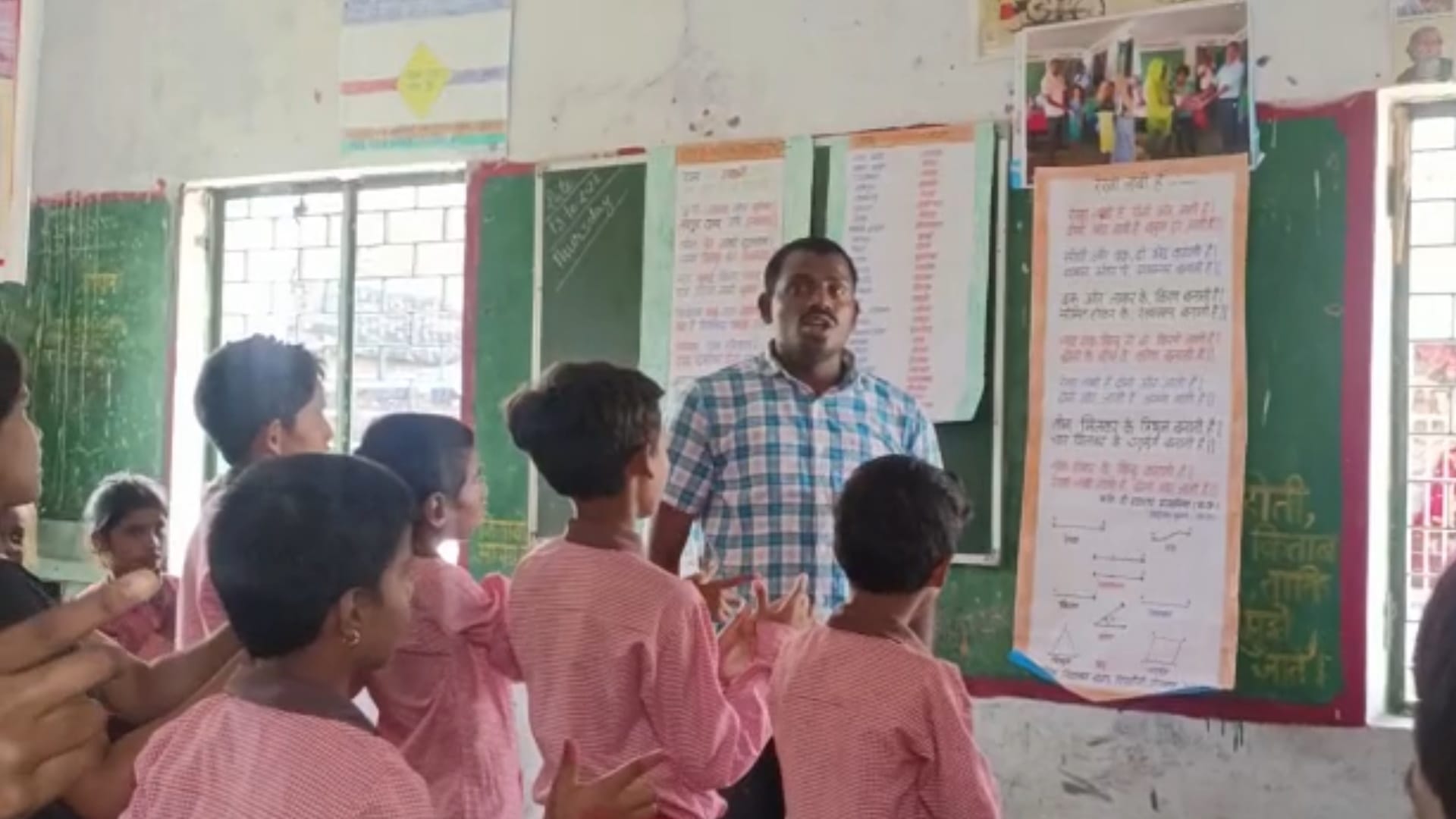 Teacher teaching maths by singing to tune of Jhal-Majire in Gorakhpur