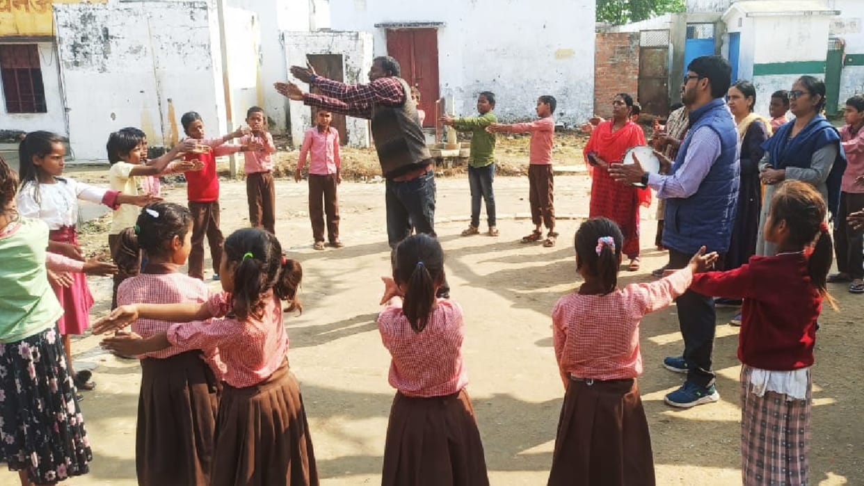 Teacher teaching maths by singing to tune of Jhal-Majire in Gorakhpur
