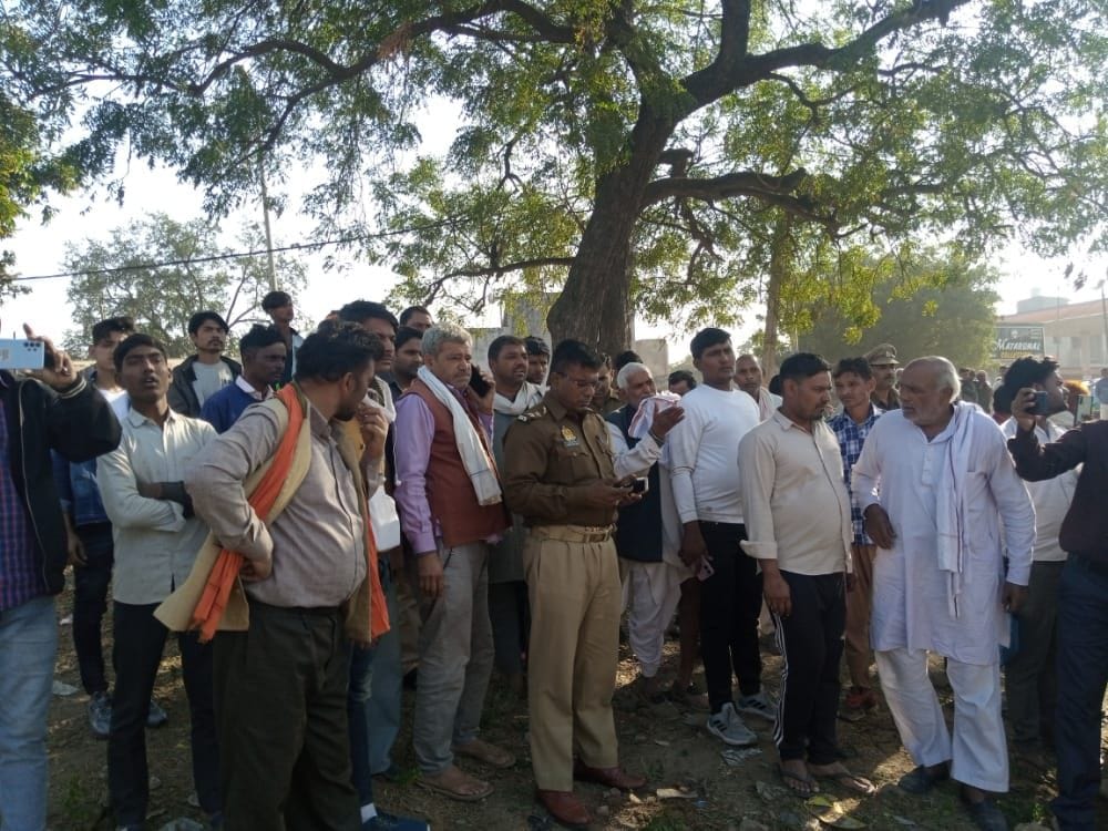 Hathras: Canter laden with cattle caught on suspicion of smuggling