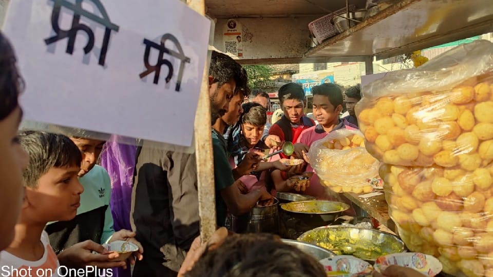 Golgappas were fed for free on the birth of a daughter.