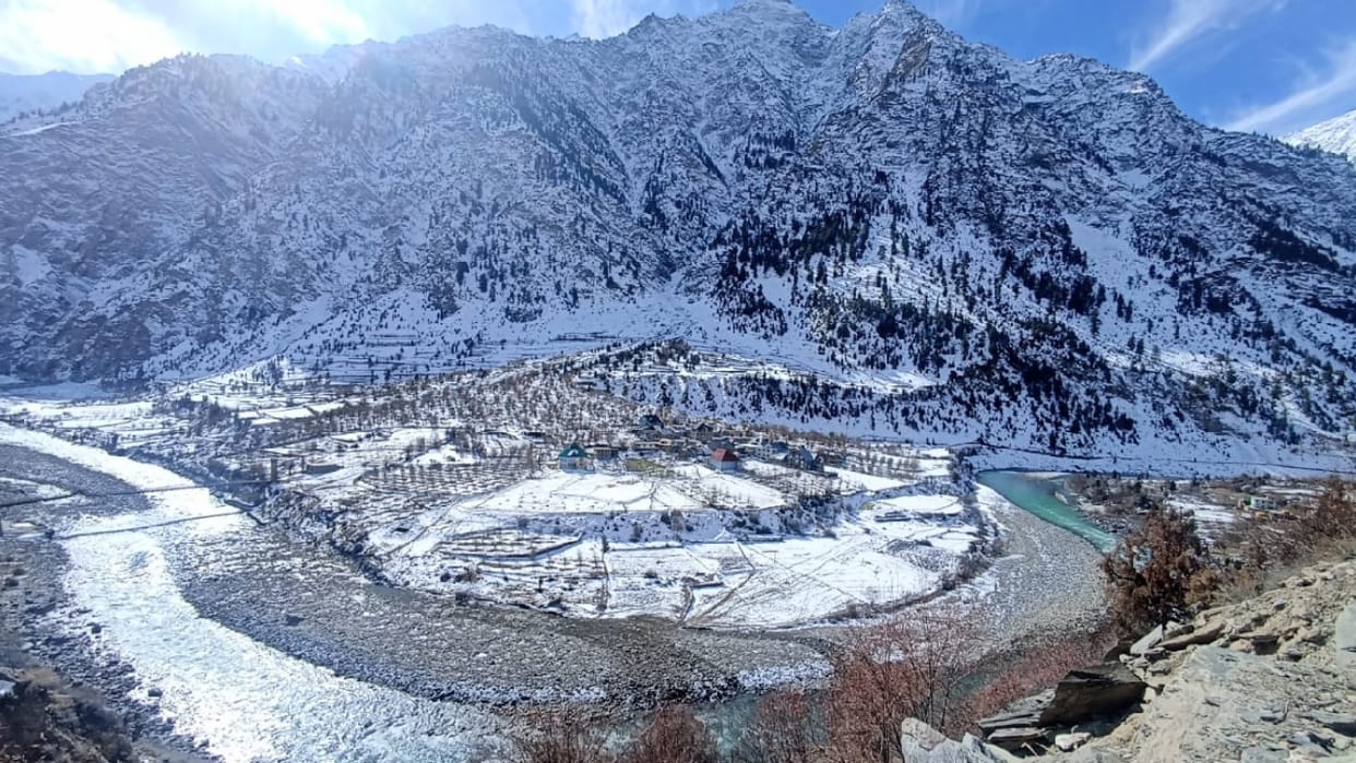 Tourists rush in lahaul to see the beautiful valleys covered with snow