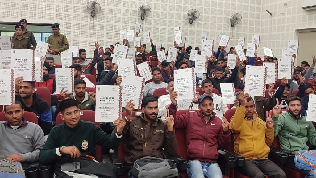 Jammu Kashmir Three Union Ministers distributed appointment letters to 1042 youths at job fair