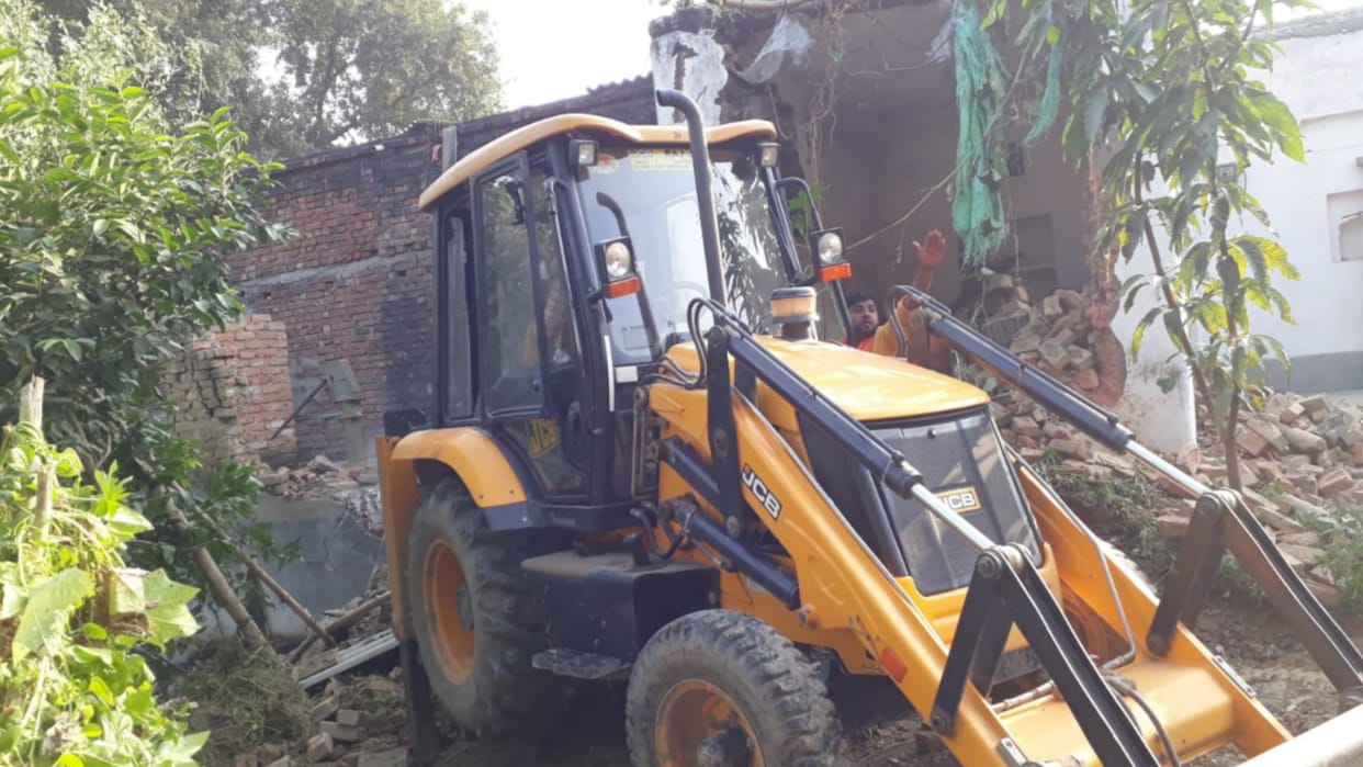 Bulldozer thundered on the houses built illegally on the land of the pond