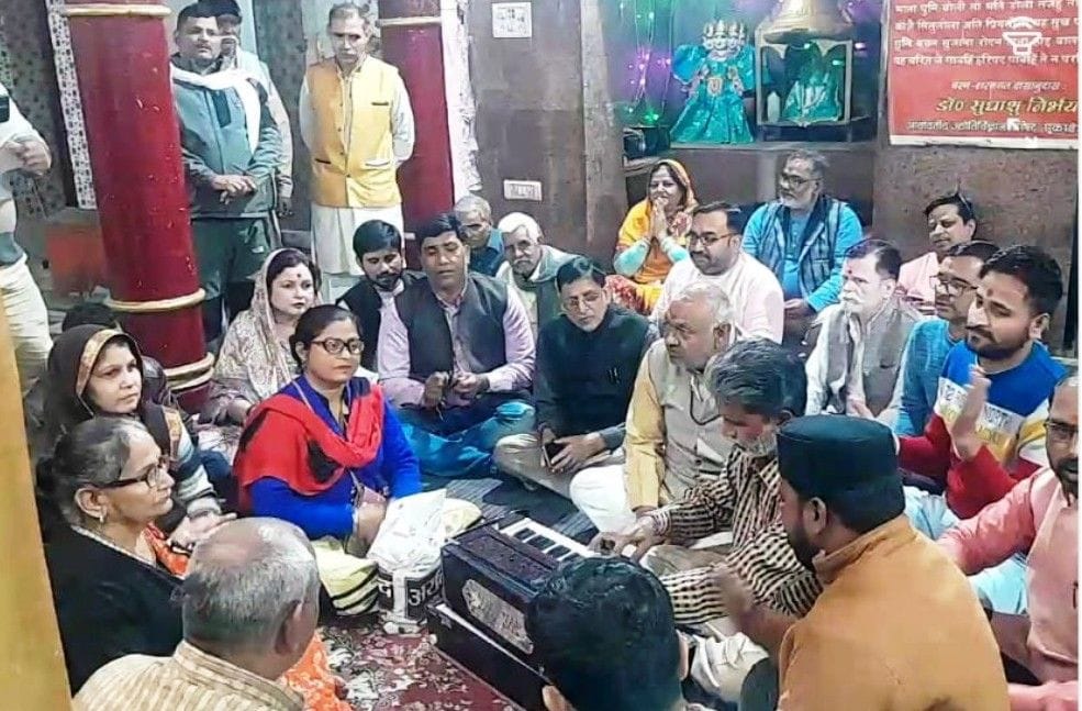 Kasganj: Door-to-door knocking in villages, meeting, singing hymns