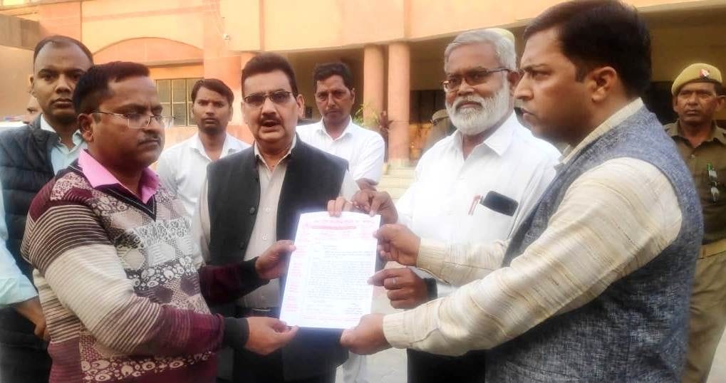 Kasganj: Teachers mobilized against the District School Inspector