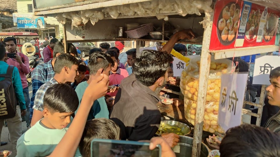Golgappas were fed for free on the birth of a daughter.