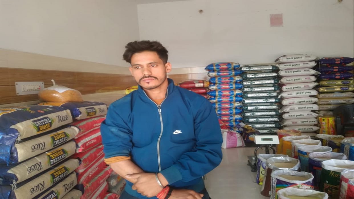 7 lakh looted from wood merchant in Bareillys Bithri