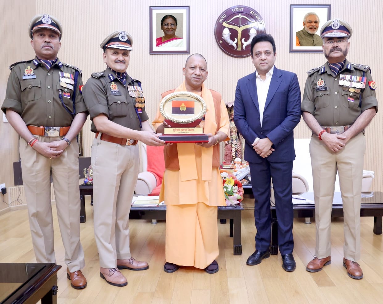 UP News: DGP DS Chauhan puts flag pin on CM Yogi on Police Flag Day