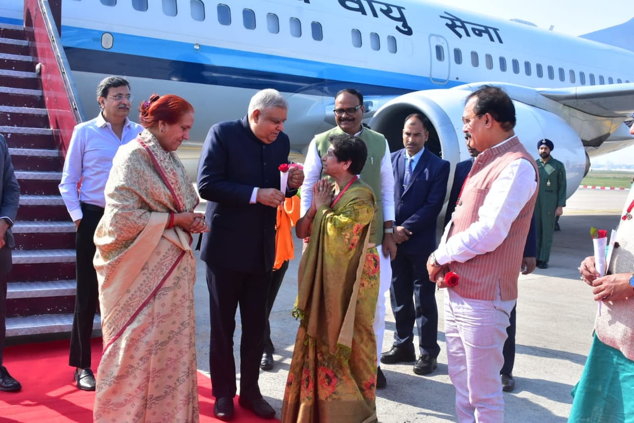 Vice President reached Lucknow: Mayor Samyukta Bhatia and Deputy Chief Minister welcomed the airport