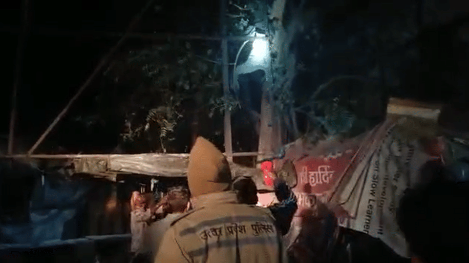 police brought down the young man by crane who climbed the tree at night in agra
