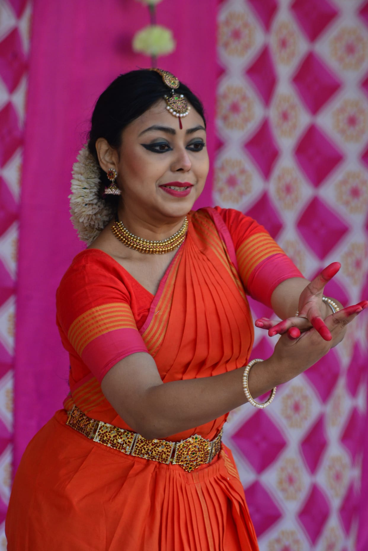 Sayani taught the tricks of Bharatanatyam to girl students