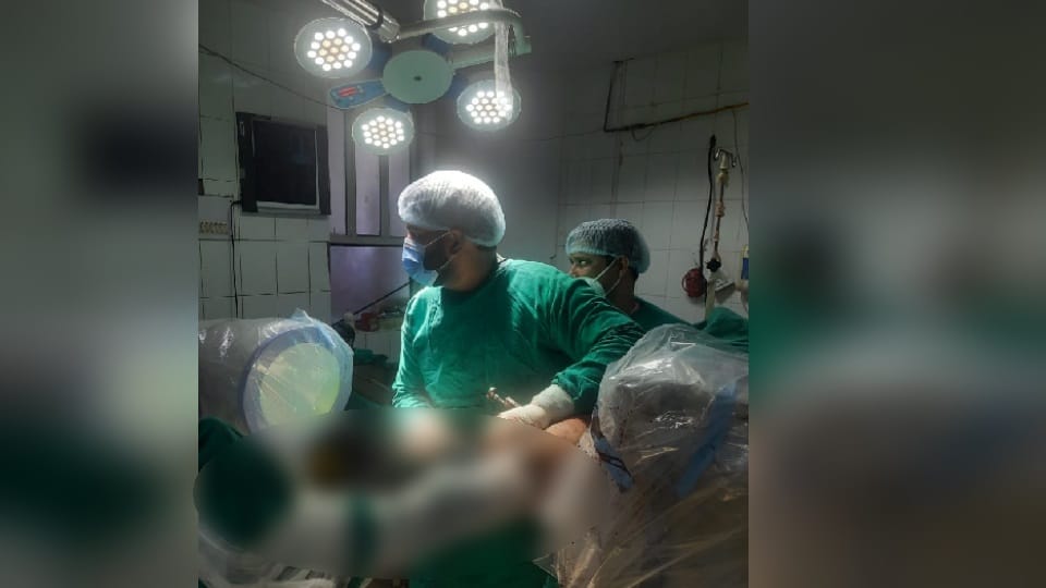 Dehradun news: doon medical college dr.shashank singh done blood donation before patient operation