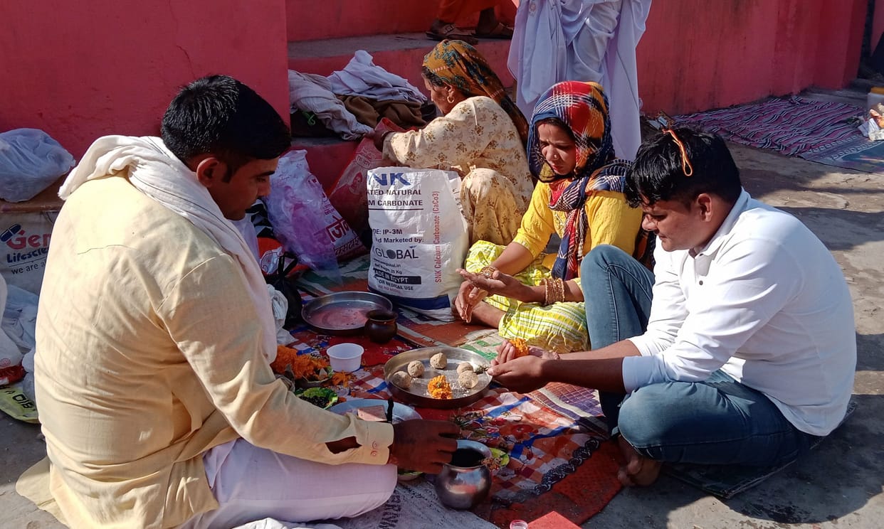 On Amavasya, the devotees bathed in the lake of Pindtarak Tirtha and performed Pind Daan.