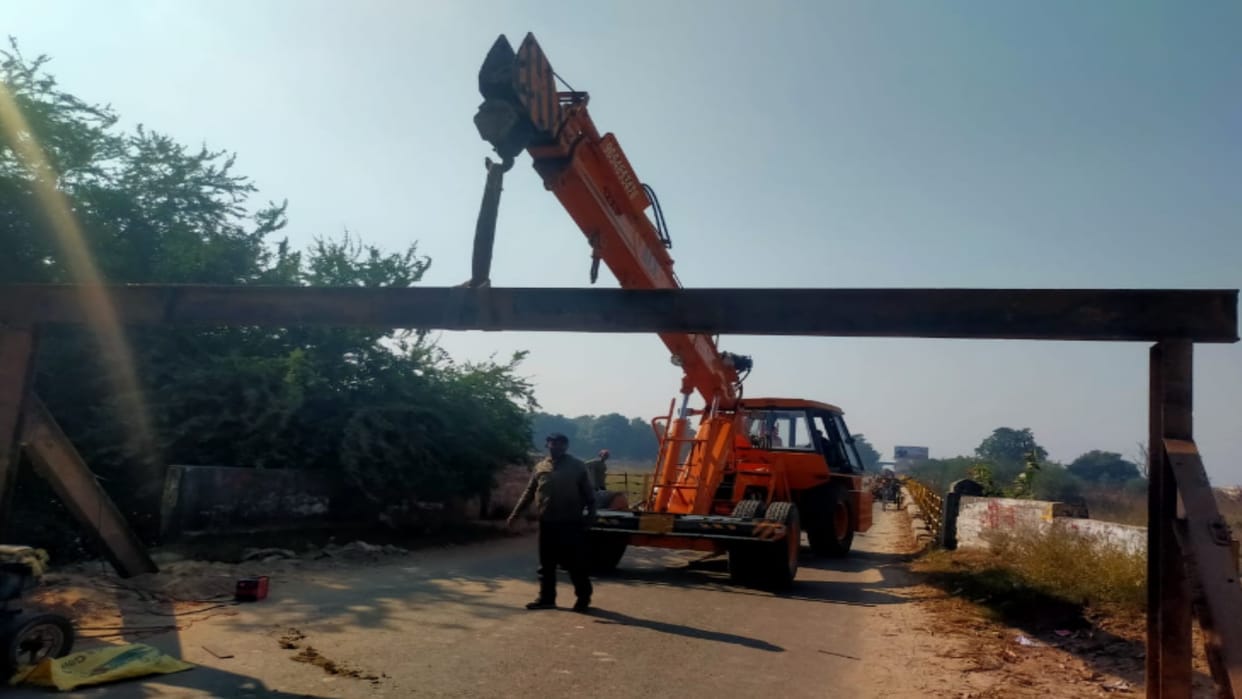 Bijnor: Overloaded vehicles will not be able to pass through the 80 year old bridge on Kho river in Sherkot