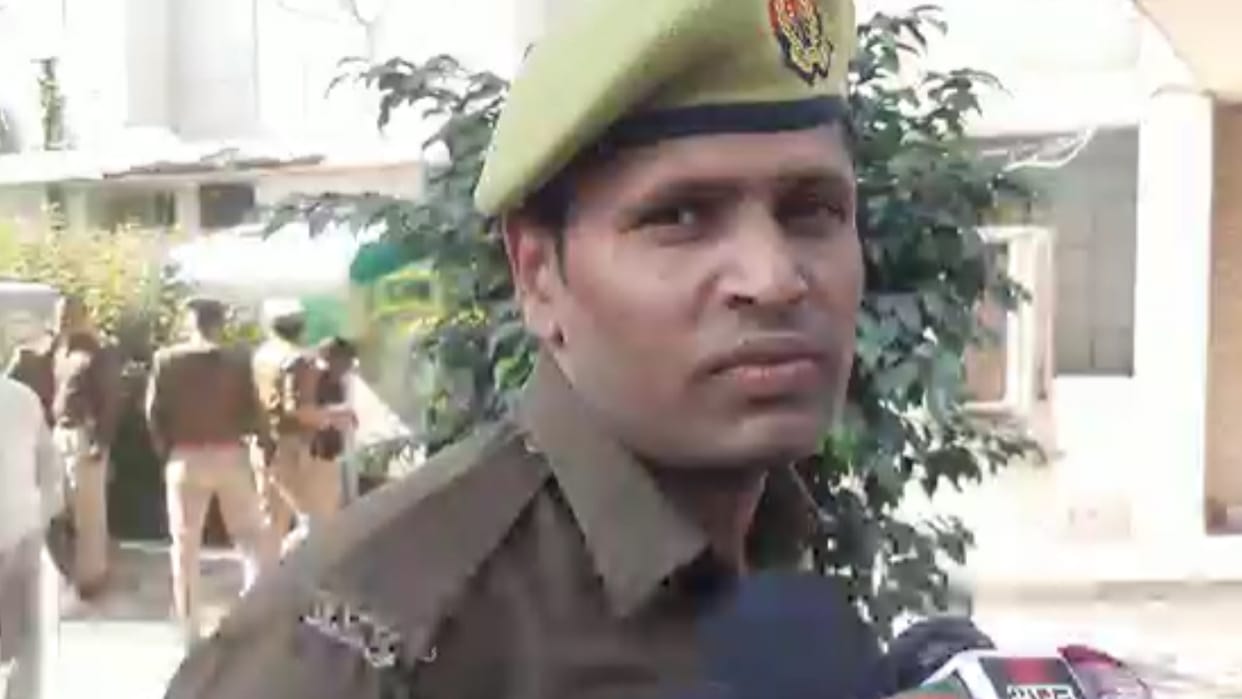 Meerut: No action against the lawyers who beat up the head constable, appealed to the SSP for justice