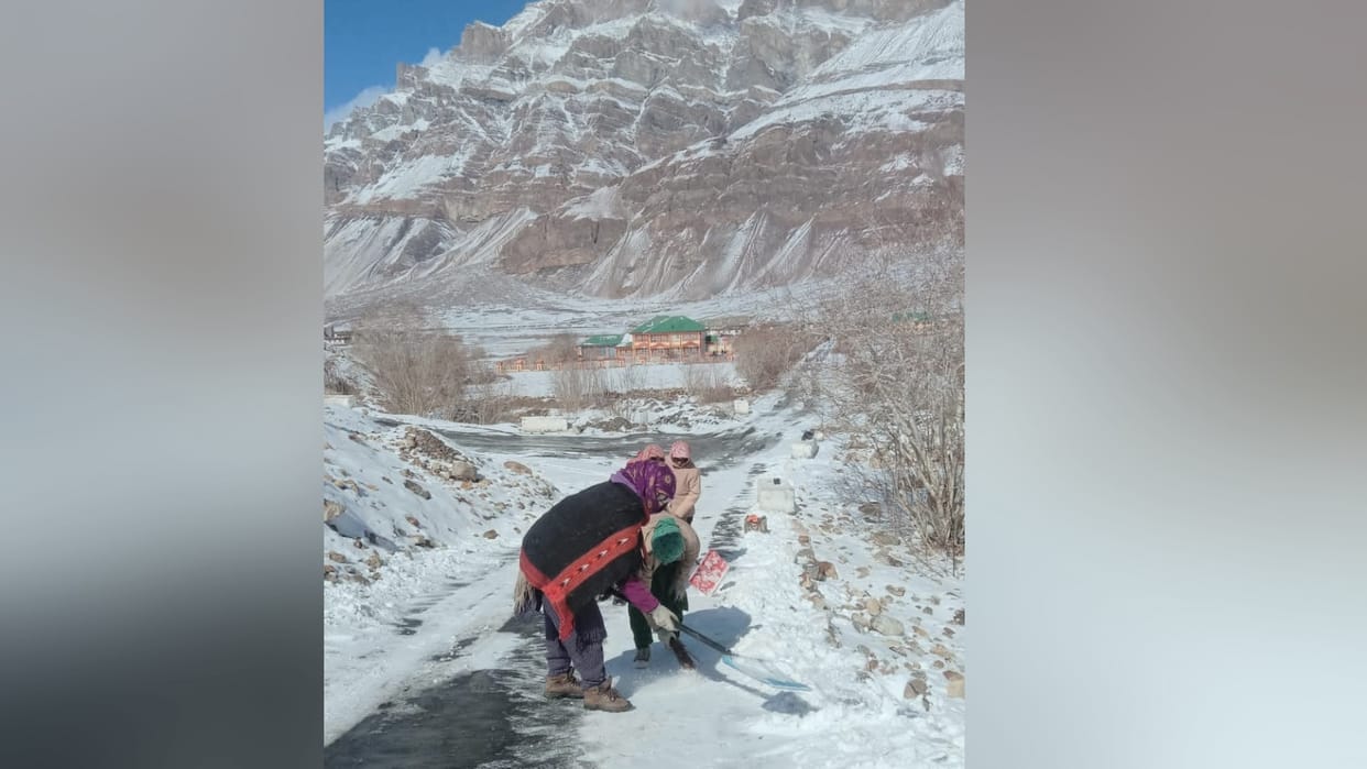 himachal pradesh public works department Mahila mazdoor removing snow from roads in Lahaul Spiti