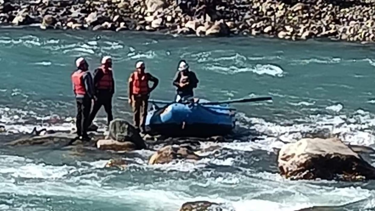 Himachal kullu news: girl student commit suicide in kullu by jumping into beas river