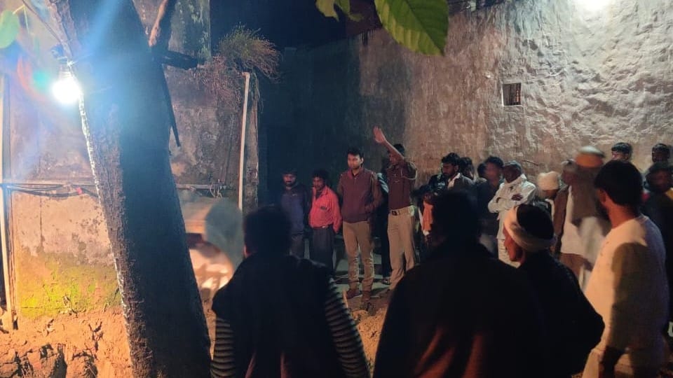 Mischievous boys put five puppies in the borewell of submersible pump in Agra