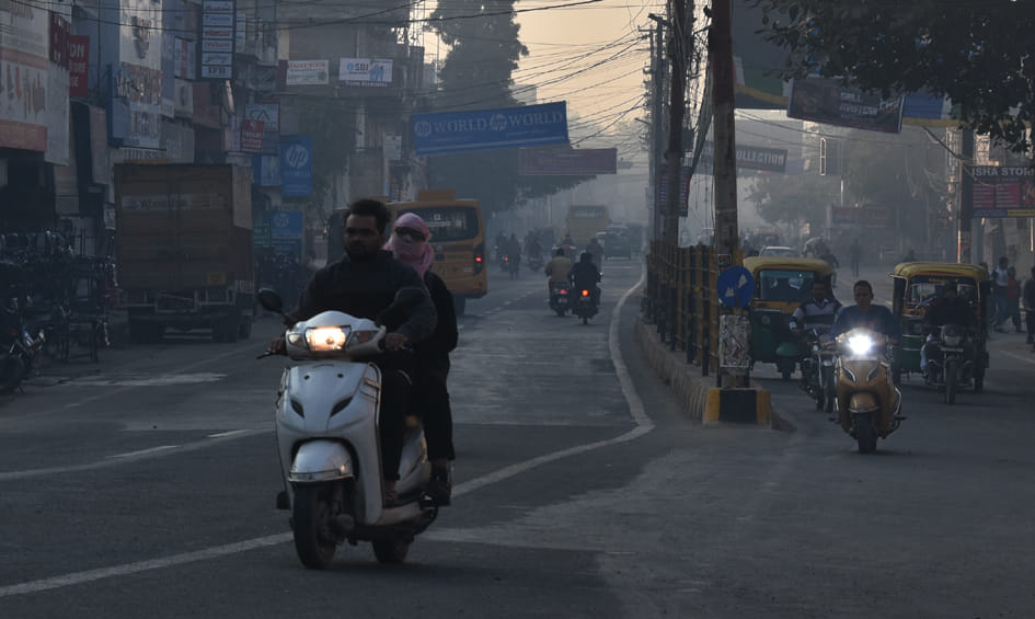 Vehicles slow down due to cold and fog
