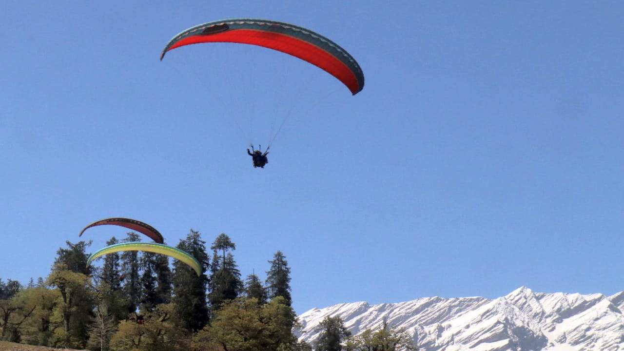 tourist place solanganala Himachal, beautiful valleys laden with snow