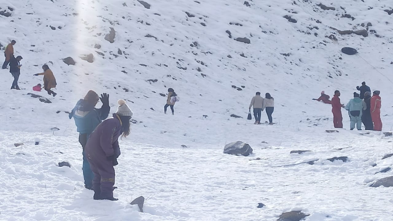 Tourists rush in lahaul to see the beautiful valleys covered with snow