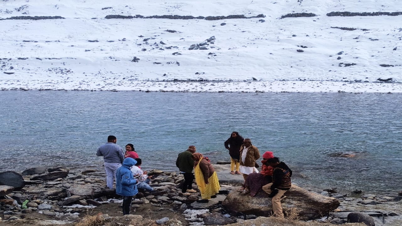 Tourists rush in lahaul to see the beautiful valleys covered with snow