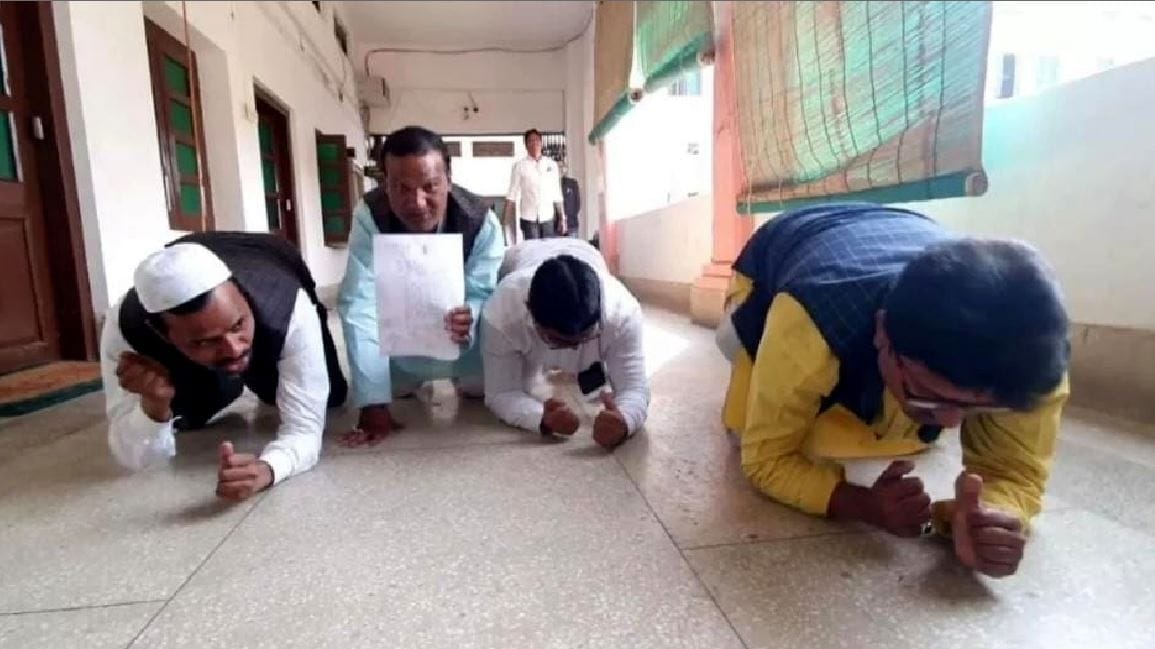 Congress councilors protested by walking on knees and elbows in varanasi